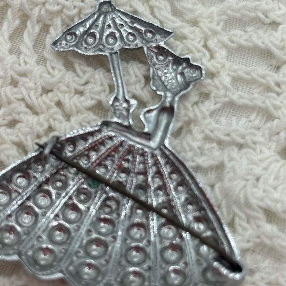 Vintage Staybrite Crinoline Lady Brooch - Picture 3 of 5